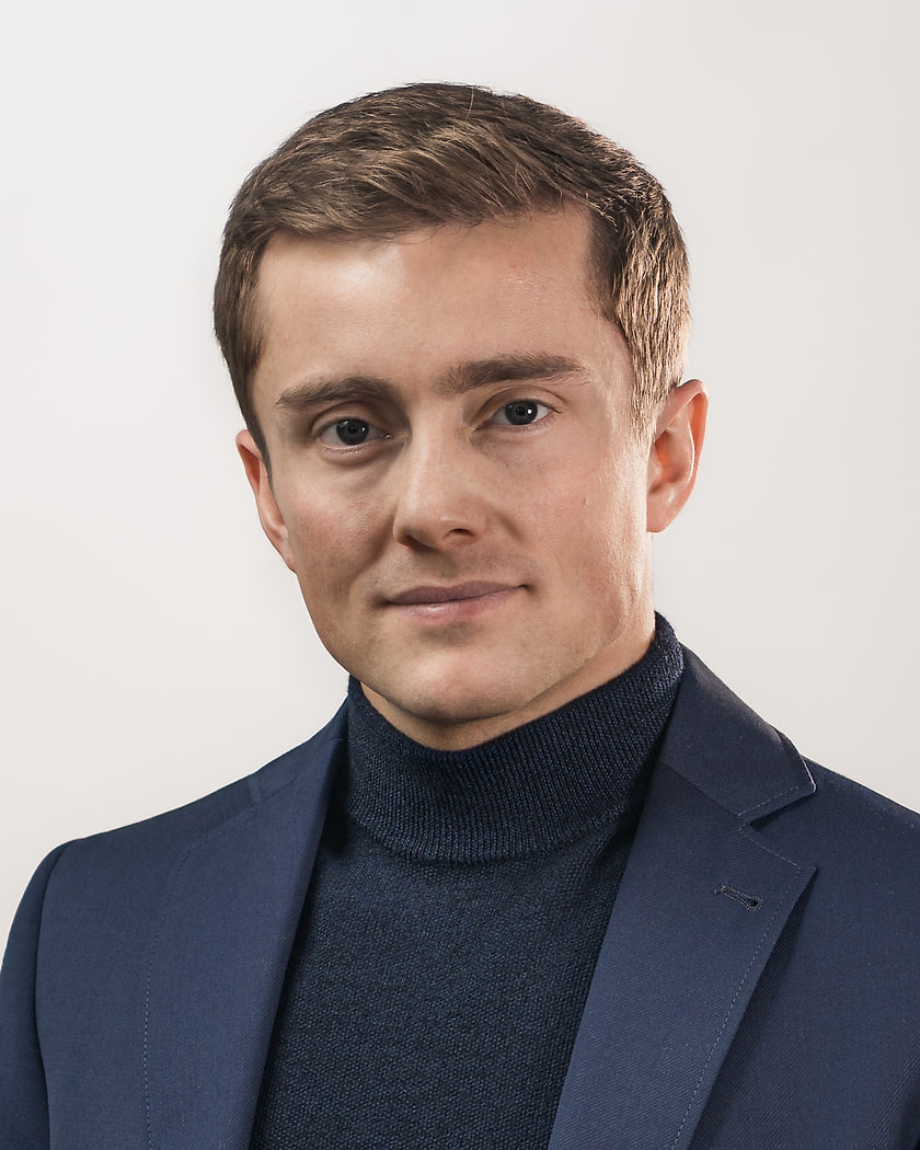Leonard Schon, Gründer und Geschäftsführer der schon strategy gmbh, im dunklen Rollkragenpullover
